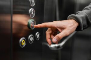Leia mais sobre o artigo Como funciona a higienização dos elevadores?